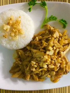 Hình của món Gà xé cháy tỏi.