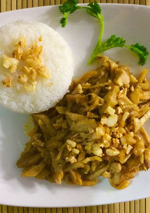 Hình của món Gà xé cháy tỏi.