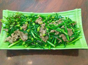 Hình của món Bông hẹ xào thịt bò.