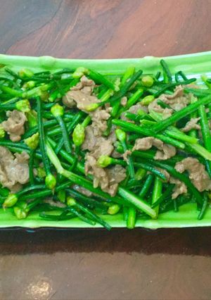 Hình của món Bông hẹ xào thịt bò.
