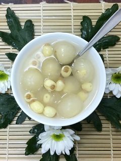 Hình của món Chè nhãn bọc sen tươi.