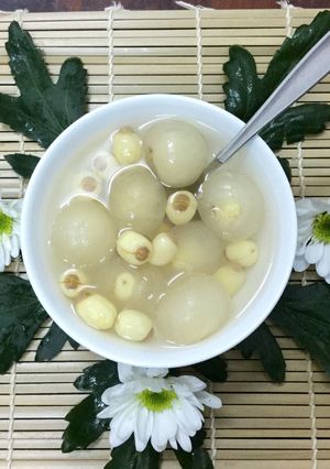 Hình của món Chè nhãn bọc sen tươi.