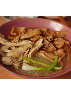 Hình của món Miến măng gà xé ngày mưa.
