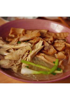 Hình của món Miến măng gà xé ngày mưa.