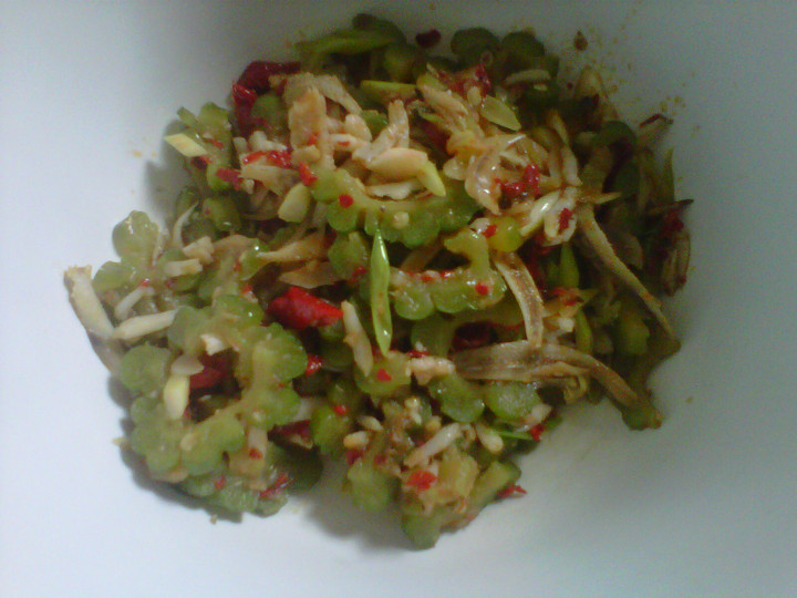 Bagaimana Membuat Pare Tumis Teri Pedas, Lezat