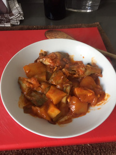 Una foto de Estofado de patatas con alcachofas y guindilla