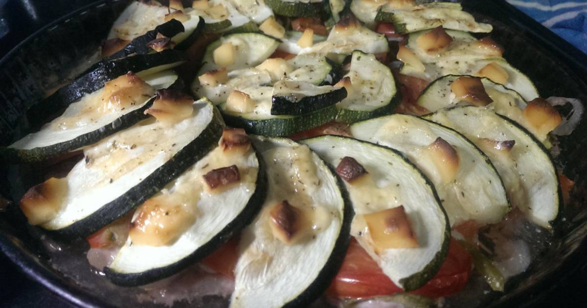Кабачки и баклажаны в духовке с помидорами и сыром. Свинина с баклажанами и кабачками в духовке. Баклажаны в духовке с помидорами. Кабачки баклажаны в духовке с сыром. Свинина с баклажанами и кабачками в духовке.