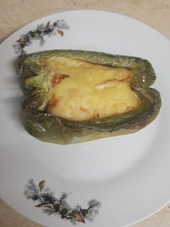 Una foto de Pimentón asado con huevo y queso en airfryer