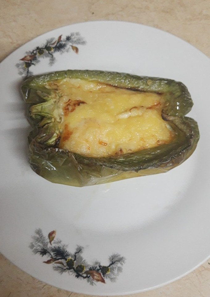 Una foto de Pimentón asado con huevo y queso en airfryer