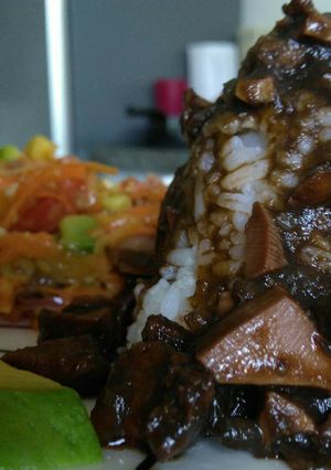 Una foto de Manto de calamares en su tinta sobre arroz blanco
