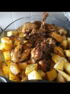 Una foto de Pollo al horno con papas y batata