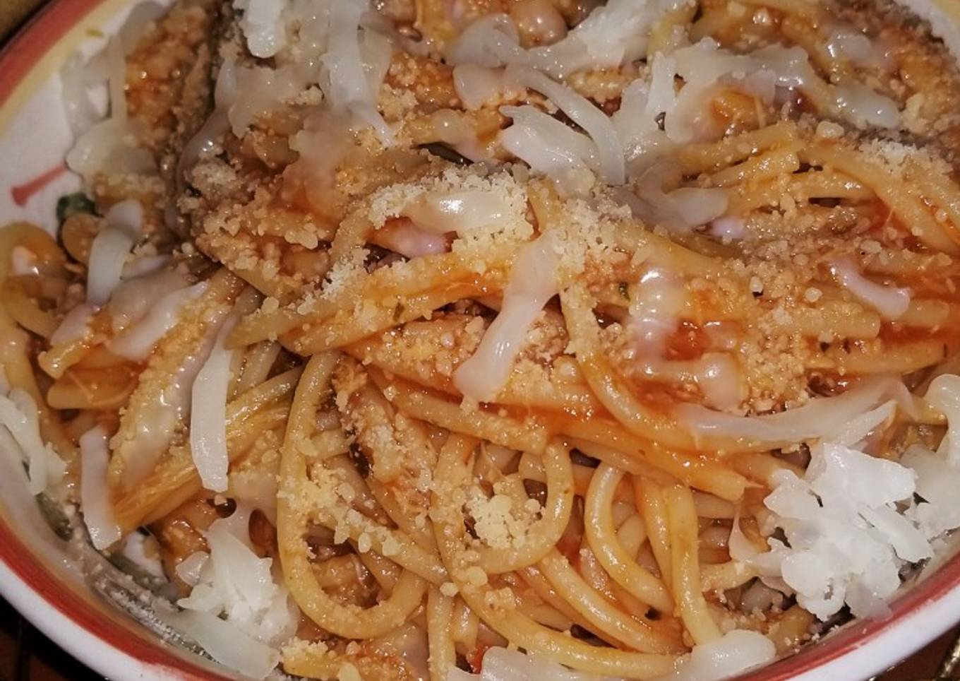 Spaghetti con pollo desmenuzado