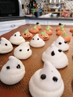 Une photo de Meringues fantômes et citrouilles