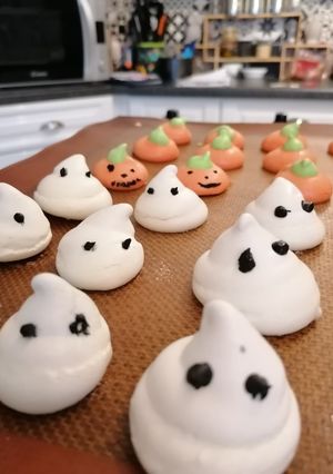 Une photo de Meringues fantômes et citrouilles