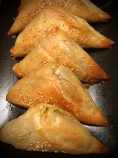 Una foto de Samosas de verduras al curry