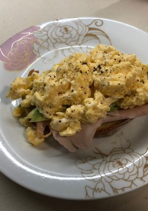 Φωτογραφία της συνταγής Αυγά scrambled με γαλοπούλα και αβοκάντο