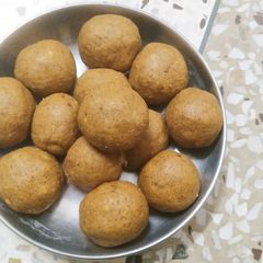 A picture of Besan ka ladoo.