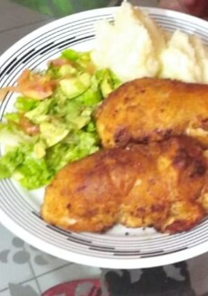 Una foto de Pechugas con jamón y queso puré de papá y ensalada
