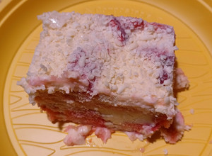 Foto di Semifreddo al mascarpone con fragole e cioccolato bianco