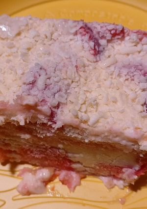 Foto di Semifreddo al mascarpone con fragole e cioccolato bianco