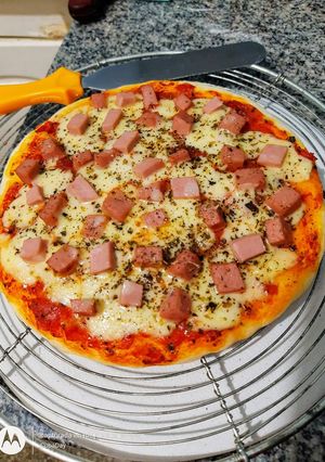 Una foto de Pizza de Mozzarella con mortadella