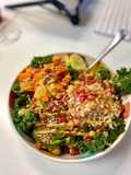 Ensalada de kale con vinagreta de mostaza y crema de cacahuete