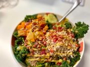 Una foto de kale con arroz