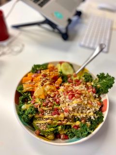 Una foto de Ensalada de kale con vinagreta de mostaza y crema de cacahuete