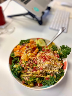 Una foto de Ensalada de kale con vinagreta de mostaza y crema de cacahuete