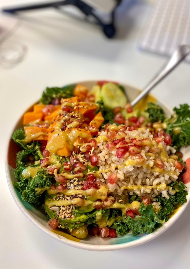 Una foto de Ensalada de kale con vinagreta de mostaza y crema de cacahuete