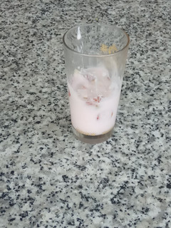 Una foto de Yogur de fresa con trocitos de fresa