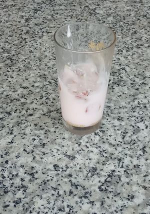 Una foto de Yogur de fresa con trocitos de fresa