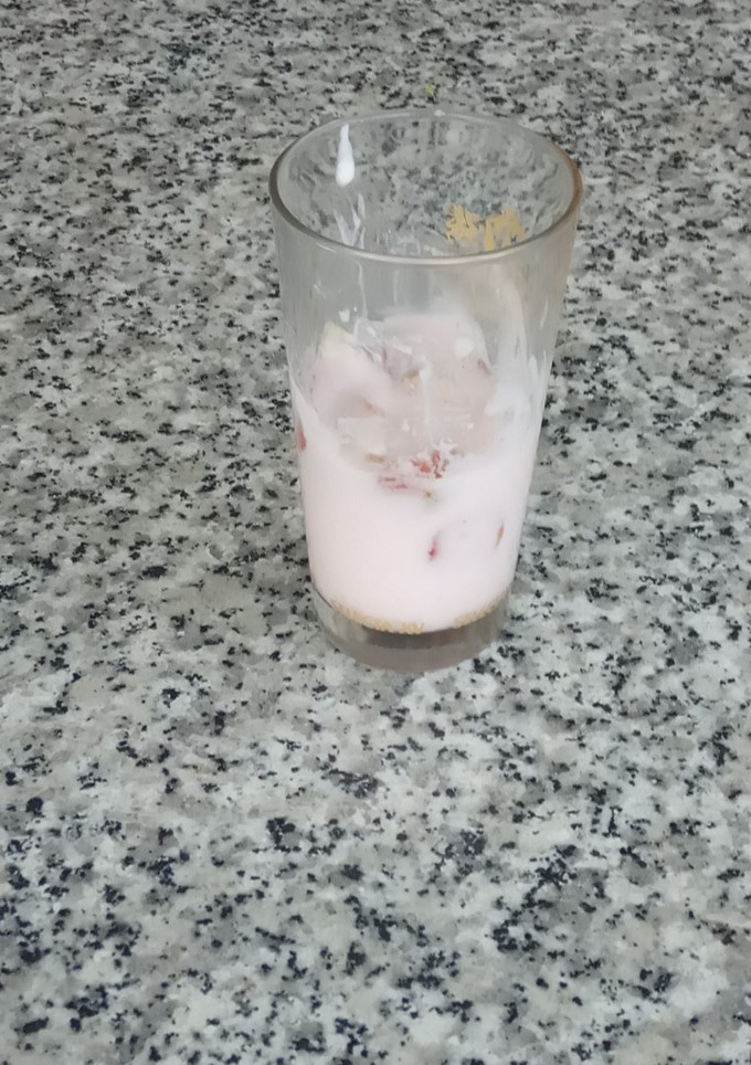 Una foto de Yogur de fresa con trocitos de fresa