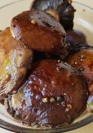 A picture of My Quick Black Pepper and Balsamic vinegared Mushrooms. 😀.