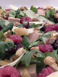 Una foto de Ensalada de micuit, frutos rojos y mango