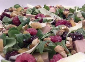 Una foto de Ensalada de micuit, frutos rojos y mango