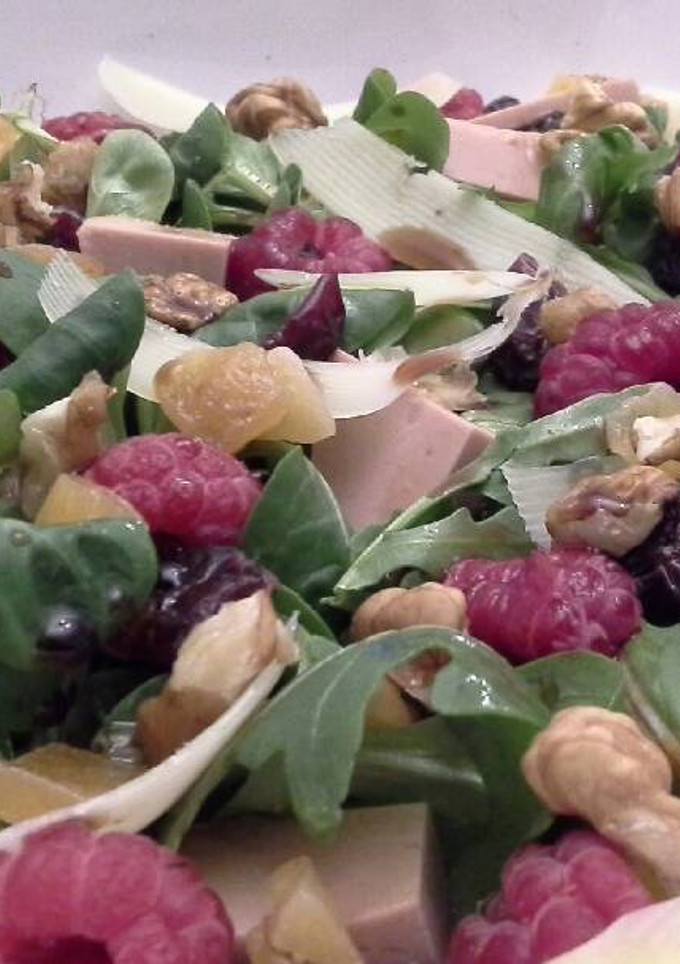 Una foto de Ensalada de micuit, frutos rojos y mango
