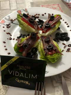 Una foto de Cogollos de Tudela con anchoas y pimientos del piquillo con Vidalim