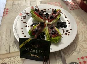 Una foto de Cogollos de Tudela con anchoas y pimientos del piquillo con Vidalim