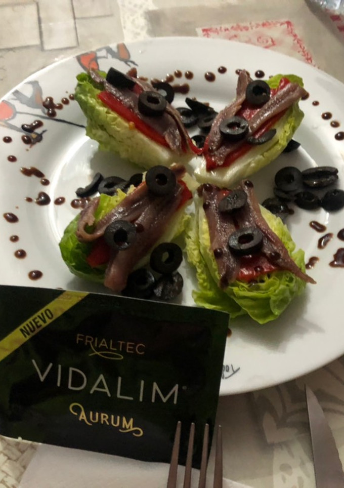 Una foto de Cogollos de Tudela con anchoas y pimientos del piquillo con Vidalim