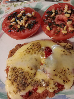 Una foto de Milanesas con crema de pimientos