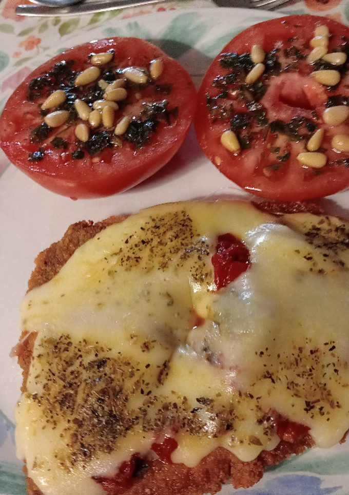 Una foto de Milanesas con crema de pimientos