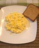 Huevos revueltos con crema y queso