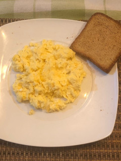 Una foto de Huevos revueltos con crema y queso