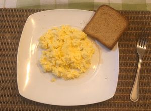 Una foto de Huevos revueltos con crema y queso