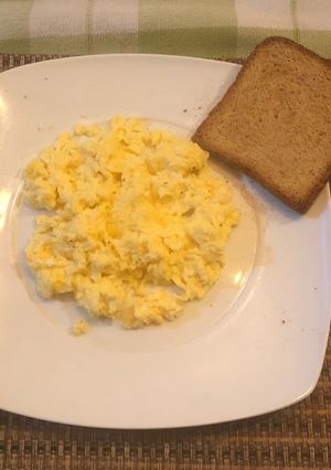Una foto de Huevos revueltos con crema y queso