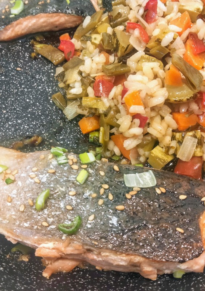 Una foto de Arroz con verduras y salmón a la soja