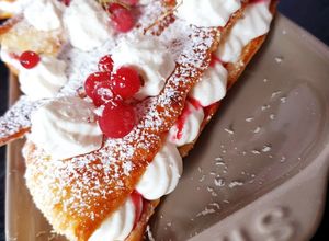 Une photo de Feuilletés triangles gourmands chantilly framboises 😋#janvier