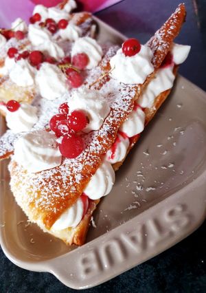 Une photo de Feuilletés triangles gourmands chantilly framboises 😋#janvier