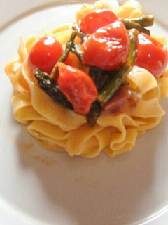 Foto principal de Tagliatelle espárragos y tomates cherry